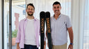 Simon Porte Jacquemus et Günther Doll, PDG de Lacroix, posent avec les skis Jacquemus x Lacroix